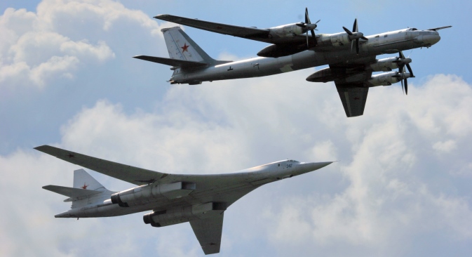 Strateški bombarderi Tu-160 (lijevo) i Tu-95 (desno). Izvor: ITAR-TASS. 