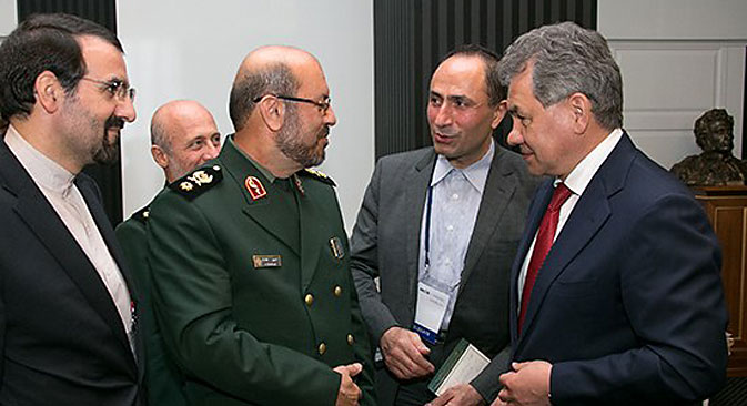 Teheran je prerastao razinu suradnje u kojoj je bio samo kupac naoružanja i želi razviti ravnopravno partnerstvo s Moskvom u pogledu tehničkog razvoja i modernizacije naoružanja. Na slici: ministar obrane RF Sergej Šojgu i njegov iranski kolega Hossein Dehghan. Izvor: mil.ru