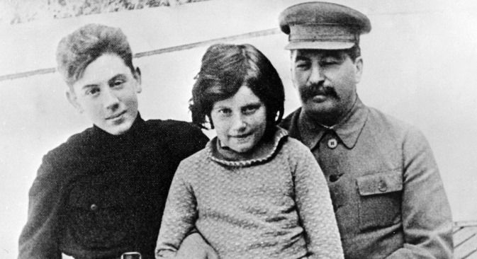 Svetlana Allilueva s tatom i bratom. Izvor: Ria Novosti
