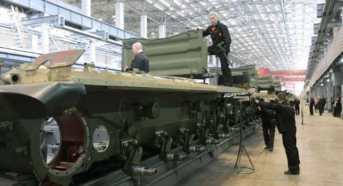 Radnici Znanstveno-proizvodne korporacije "Uralvagonzavod" u pogonu za sklapanje tenkova. Izvor: RIA Novosti