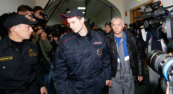 Vladimir Martinenko (desno), vozač stroja za čišćenje snijega s kojim se sudario de Margeriejev zrakoplov, u policiji. Izvor: Reuters 
