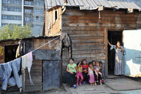 Federalna nacionalnokulturna autonomija ruskih Roma je od predsjednika Putina dobila nepovratna novčana sredstva za realizaciju projekta "Obrazovanje kao način uključivanja Roma u rusko društvo". Izvor: RIA Novosti