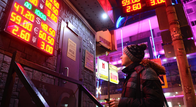 Ruski rubalj je dosegao povijesni minimum u osnosu na dolar i euro. Izvor: TASS