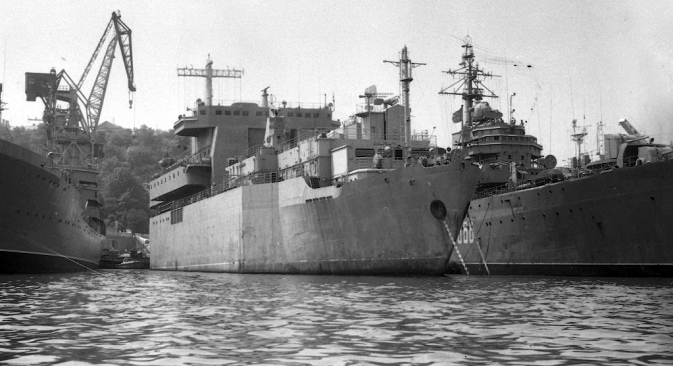 Ukrajina je 1995. SAD-u prodala sovjetski tanker pomoćne flote "Dixon" po cijeni starog željeza. Američki stručnjaci su na brodu, međutim, otkrili dijelove tehnike za lasersko oružje. Fotografija iz slobodnih izvora.