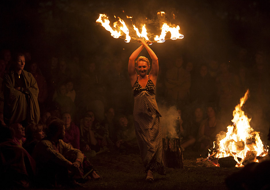 Spektakl s vatrom na etnografskom festivalu u selu Okunjevo u Omskoj regiji (zapadni Sibir).