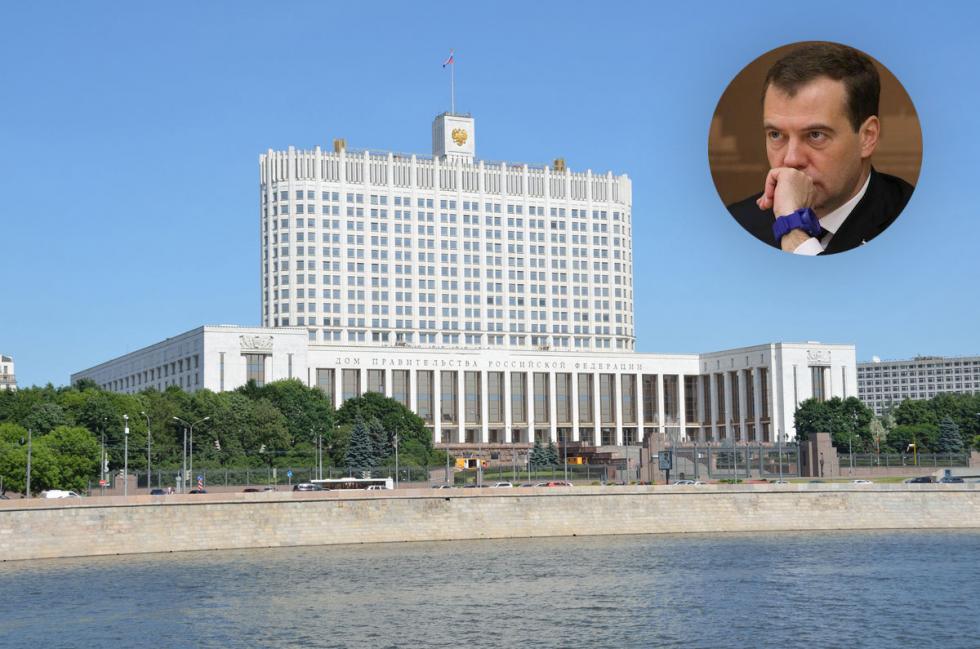 Za razliku od Putina, premijer Dmitrij Medvedev svaki dan na posao putuje iz svoje rezidencije Gorki-9 izvan grada do centra Moskve, s obzirom na to da se njegov ured nalazi u Bijelom domu, sjedištu parlamenta. Ova je zgrada sovjetskog konstruktivizma pretrpjela teška oštećenja tijekom ustavne krize 1993. kada je Boris Jeljcin naredio granatiranje svojih parlamentarnih protivnika.