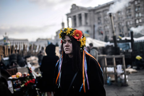 Seorang warga di Kiev mensurvei keadaan pascakonfrontasi di Maidan. Kredit: AFP/East News