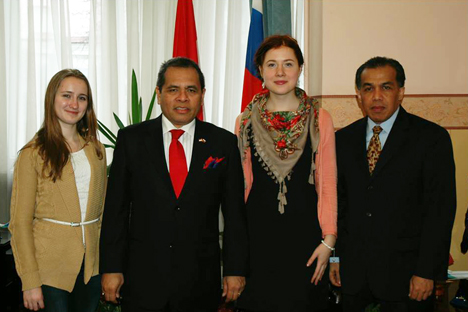 Saya (kedua dari kanan) bersama Duta Besar RI di Rusia Bapak Djauhari Oratmangun (kedua dari kiri), Katya (kiri) yang juga penerima Beasiswa Seni Budaya Indonesia 2014, dan Kepala Fungsi Pensosbud KBRI Moskow Bapak Yul Edison. Foto: Felix Kim, KBRI Moskow