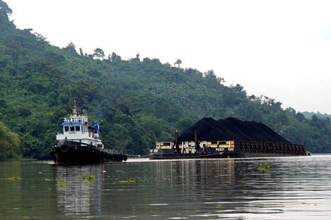 Selain rel kereta api dan komponen bergeraknya, ada pula rencana pembangunan terminal laut untuk pengangkutan batubara dengan kapal dan pembangkit listrik tenaga batubara.