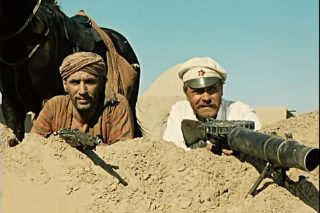 Prajurit dari Tentara Merah Fyodor Sukhov (kanan) sebagai karakter utama dari film White Sun of the Desert. Foto: Kinopoisk.ru