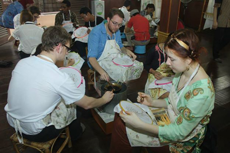 Saya dan teman-teman BSBI ketika membuat batik. Foto: penulis