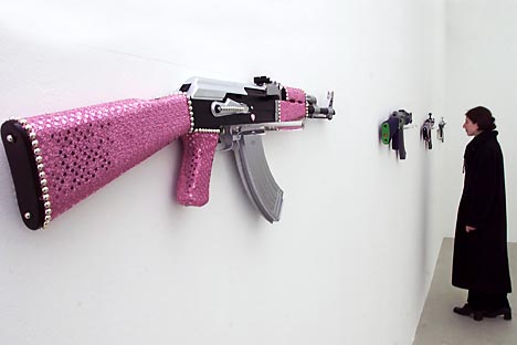 Sebuah senapan Kalashnikov versi glamor yang dihiasi dengan batu mulia. Foto: Reuters/Vostok Photo