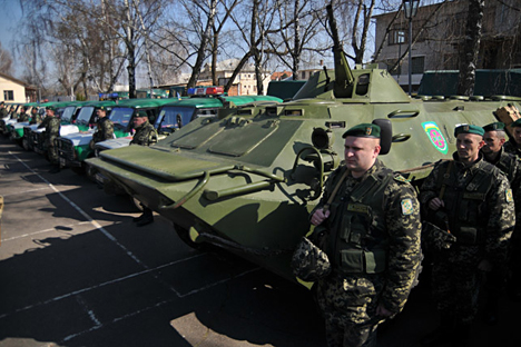 Sekitar 15 ribu pasukan Ukraina bersiaga di perbatasan Ukraina-Rusia. Padahal, tentara Rusia sudah ditarik dari wilayah perbatasan tersebut. Foto: Pavel Palamarchuk/RIA Novosti