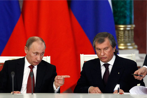 Vladimir Putin (kiri) dan Igor Sechin. Foto: Reuters