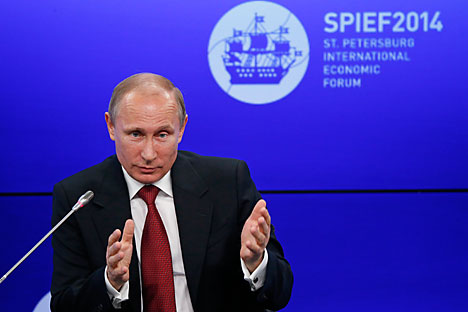 Dalam pidato pada SPIEF, Putin berjanji bahwa pada musim gugur 2014 Rusia akan mengembangkan strategi untuk menggantikan ketergantungan impor. Foto: Reuters