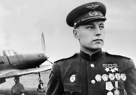 Pokryshkin bukan hanya seorang ahli taktik yang hebat, tetapi juga pilot pemberani yang memimpin di garis depan dan terus berjuang hingga perang berakhir. Foto: RIA Novosti