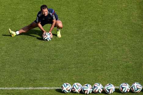 Kapten Timnas Rusia Roman Shirokov tidak dapat mengikuti kejuaraan sepak bola akbar dunia di Brasil karena cederanya kambuh. Foto: Alexander Wilf/RIA Novosti