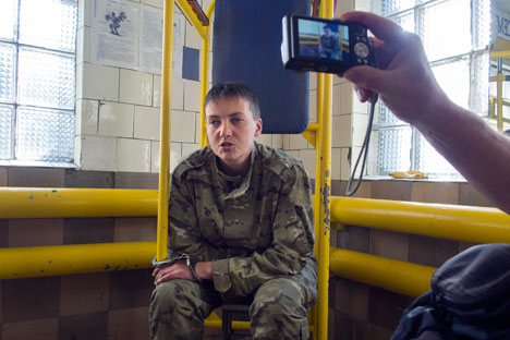 Pada 19 Juni lalu, video interogasi Savchenko tersebar di YouTube. Dalam video  tersebut, Savchenko terlihat diborgol dan beberapa orang tak dikenal mencoba menggali informasi berapa jumlah satuan Savchenko dan posisi tentara Ukraina. Foto: AP