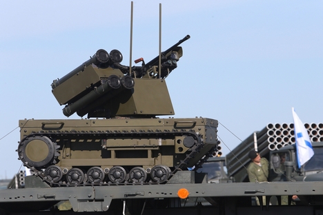 Robot ini dipersenjatai senapan Kalashnikov yang terkenal yang dibuat di Izhevsk serta empat peluncur granat. Foto: RIA Novosti