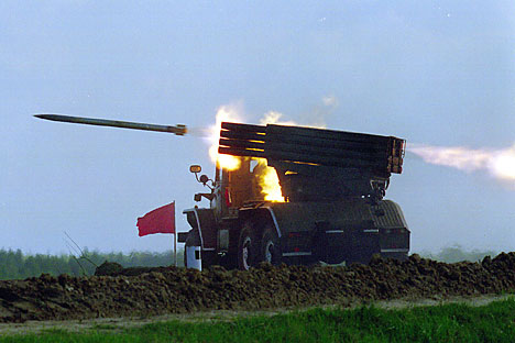 Serangkaian peluncur roket Grad terlihat ditembakkan selama latihan tempur yang dilakukan tentara angkatan darat Armada Baltik di wilayah Kaliningrad, 2011. Fotot: Photoshot/Vostok Photo