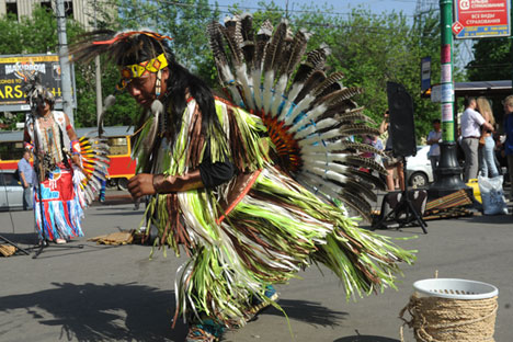‘Gerombolan dari Camuendo’ menampilkan pentas musik yang menceritakan kehidupan para pribumi Amerika Latin. Foto: Kirill Kallinikov/RIA Novosti