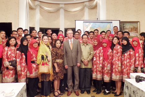 Duta Besar Federasi Rusia untuk Republik Indonesia Mikhail Galuzin (tengah) bersama 50 orang orang peserta beasisw Pemerintah Rusia (batik merah) dari Kalimantan Timur. Foto: Fauzan Al-Rasyid/RBTH Indonesia