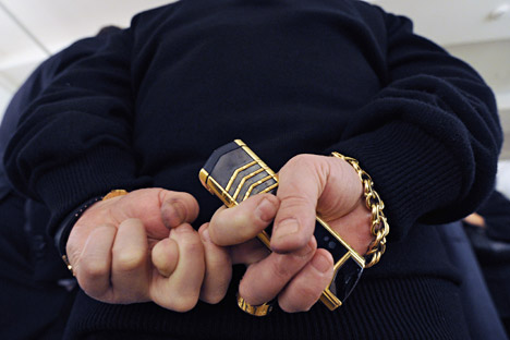Kini banyak pemimpin geng kriminal yang telah beralih ke dunia yang legal mengenakan pakaian berlabel Brioni, rantai dan cincin perak, dan Vertu. Foto: Kommersant
