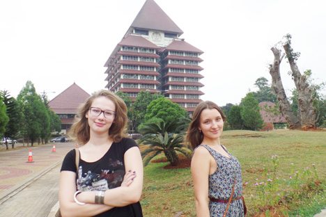 Alexandra (kiri) dan Tatiana, dua mahasiswi tahun ketiga di jurusan Ekonomi Indonesia, Institut Studi Asia dan Afrika Universitas Negeri Moskow, yang kini sedang belajar di Fakultas Ekonomi Universitas Indonesia. Foto: Fauzan Al-Rasyid/RBTH Indonesia