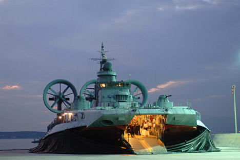 Kapal serbu amfibi Zubr di Pulau Salamis, Yunani. Foto: Vladimir Vyatkin/RIA Novosti