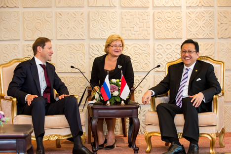 Menteri Perdagangan dan Industri Rusia Denis Manturov (kiri) bertemu dengan Ketua Dewan Perwakilan Daerah Republik Indonesia (DPD RI) Irman Gusman dalam lawatannya ke Indonesia di Gedung MPR/DPR/DPD, Jakarta, Senin (20/10). Foto: Galuh Yudistiranto