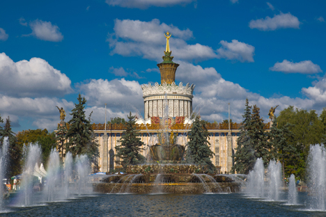 Dibuka pertama kalinya pada 1939, VDKh adalah salah satu kompleks ekshibisi terbesar di dunia ini juga merupakan kuil tempat seluruh warga Uni Soviet “bersembah sujud”. Foto: Alamy/Legion Media