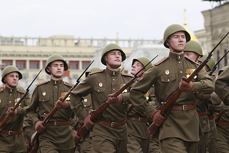 Para tentara rusia dalam seragam lengkap saat latihan parade Hari Kemenangan di Lapangan Merah, Moskow. Foto: Ilya Pitalev/RIA Novosti