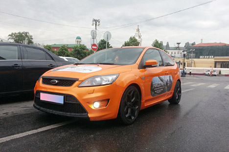 Orang-orang Moskow bisa mendapatkan uang dengan menempelkan stiker di mobil mereka. Foto: Press photo