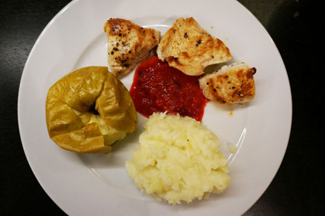 Kentang lumat (mashed potato), mousse Kranberi, dan kalkun Goreng adalah hidangan terbaik untuk merayakan Thanksgiving menurut buku Makanan Sehat dan Lezat Soviet. Foto: Anna Kharzeeva