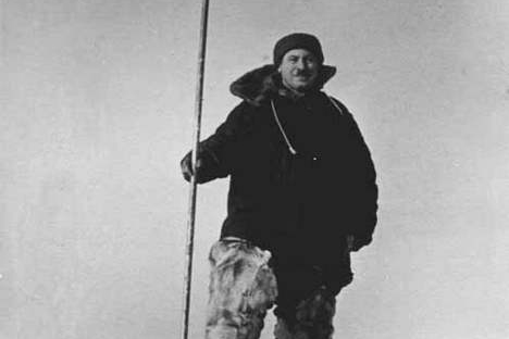 Papanin: “Saat meninggalkan gumpalan es terapung, kami meninggalkan bendera Uni Soviet di atasnya sebagai tanda bahwa kami tidak akan pernah menyerah terhadap penaklukan negara sosialisme dan tidak kepada siapapun.” Foto: Wikipedia