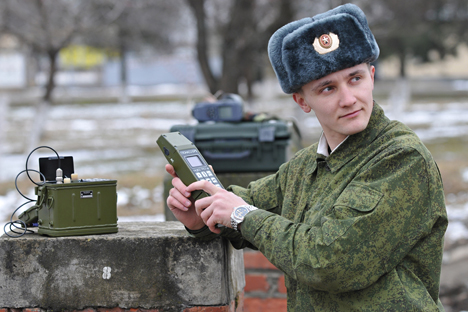 Teknologi pintar ini diluncurkan bagi para tentara secara individual, khususnya para tentara penerima sinyal navigasi bergerak. Foto: Sergey Pivovarov/RIA Novosti
