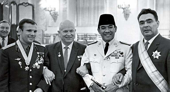 Yashirin kamera bilan jinsiy aloqa bilan massajni tomosha qilish