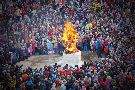 Festival Maslenitsa (juga dikenal sebagai Hari Pancake) dirayakan pada minggu terakhir sebelum puasa Paskah. Sebuah patung Musim Dingin dibakar selama festival Maslenitsasebagai tanda berakhirnya musim dingin dan menyambut datangnya musim semi. Foto: Vladimir Vyatkin/RIA Novosti