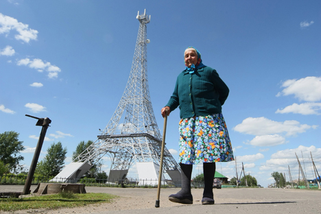 Sebuah perjalanan surealis melintasi ‘Eropa’ di Pegunungan Ural, mengunjungi Menara Eiffel dan Tembok Berlin di Rusia.