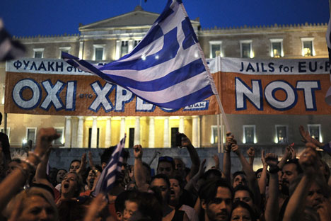 Masyarakat Yunani berunjuk rasa di pusat Syntagma Square, di depan gedung parlemen Yunani, Athena, Yunani (29/6). Masyarakat Yunani telah menolak membayar utang mereka pada IMF dan mereka akan mengumumkan kegagalan teknis tersebut setelah referendum yang digelar Minggu (5/7). Hal ini berarti Yunani pada dasarnya telah berada dalam posisi gagal melunasi utang. Foto: Fotis Plegas G./EPA