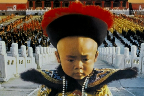 Sebuah gambar fragmen dari "The Last Emperor" (Kaisar Terakhir). Film Bernardo Bertolucci ini mengenalkan penonton Barat dengan kehidupan Pu Yi.