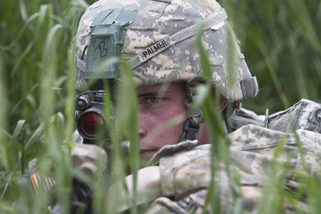 Tentara pasukan terjun payung AS selama latihan militer NATO untuk penegakan perdamaian yang diadakan untuk mendorong efisiensi operasi angkatan udara di Kosovo. 