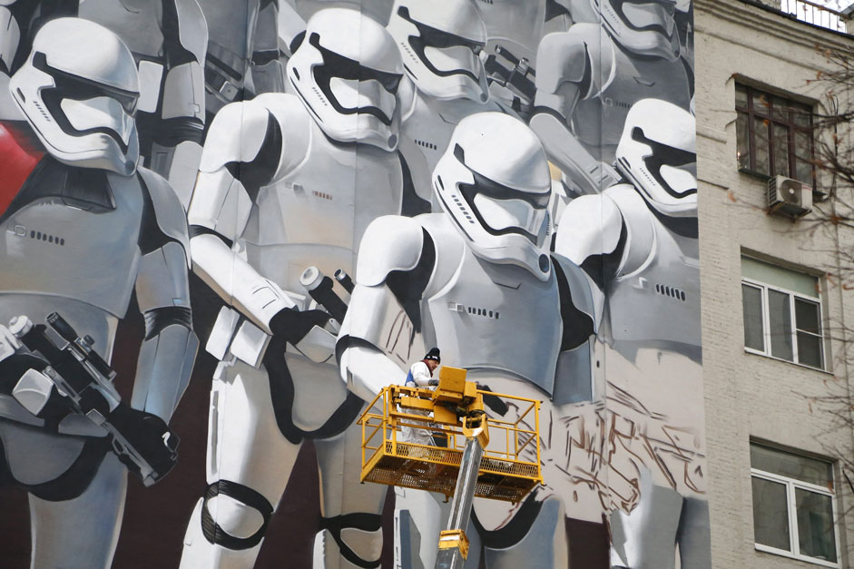 Der Künstler Artur Kaschak hat dem neuen Star-Wars-Film in der Innenstadt Moskaus ein Graffiti gewidmet. 