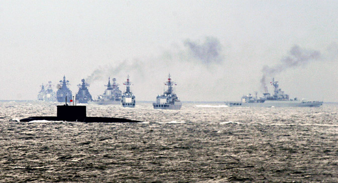 Sebuah kapal perang Tiongkok menembakkan rudal selama latihan militer bersama antara Tiongkok-Rusia di Semenanjung Shandong, Tiongkok.