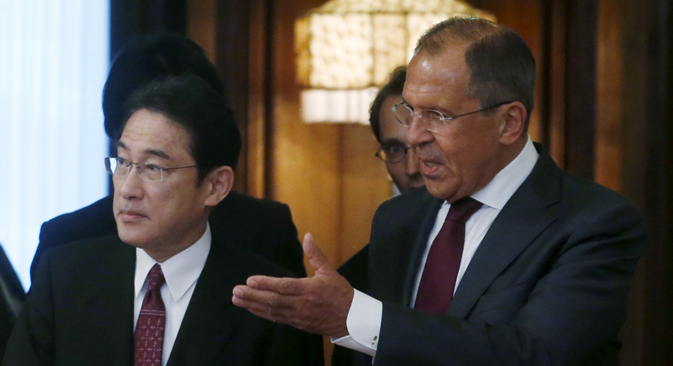 Russian Foreign Minister Sergei Lavrov (R)  and his Japanese counterpart Fumio Kishida (L)