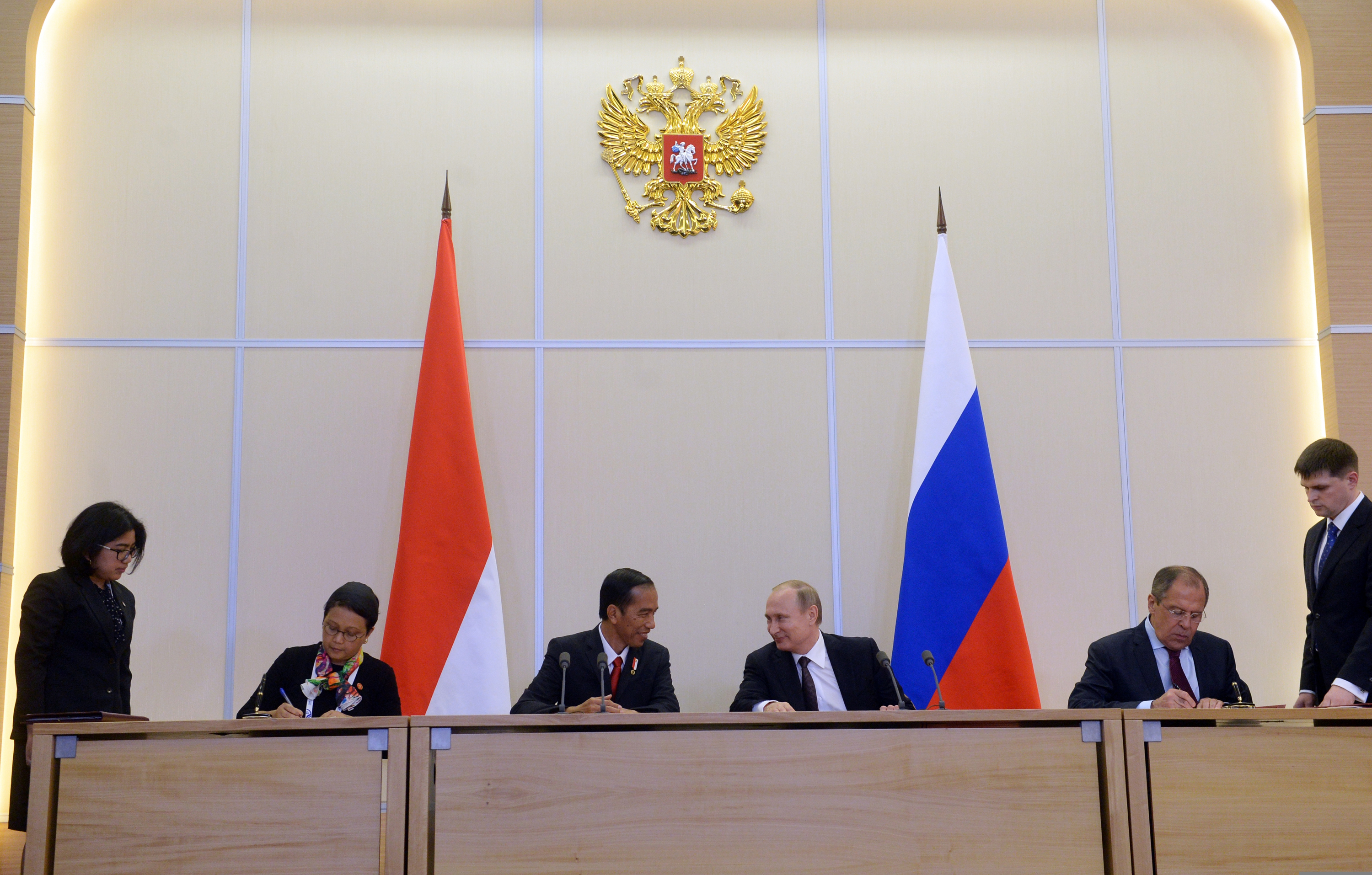 Dari kiri ke kanan: Menteri Luar Negeri RI Retno Marsudi, Presiden RI Joko Widodo, Presiden Rusia Vladimir Putin, dan Menteri Luar Negeri Rusia Sergey Lavrov.