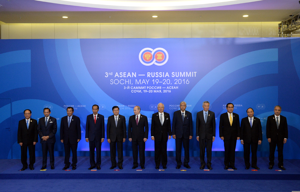 Sesi foto para pemimpin negara-negara ASEAN bersama pemimpin Rusia pada KTT Rusia-ASEAN di Sochi, Rusia.