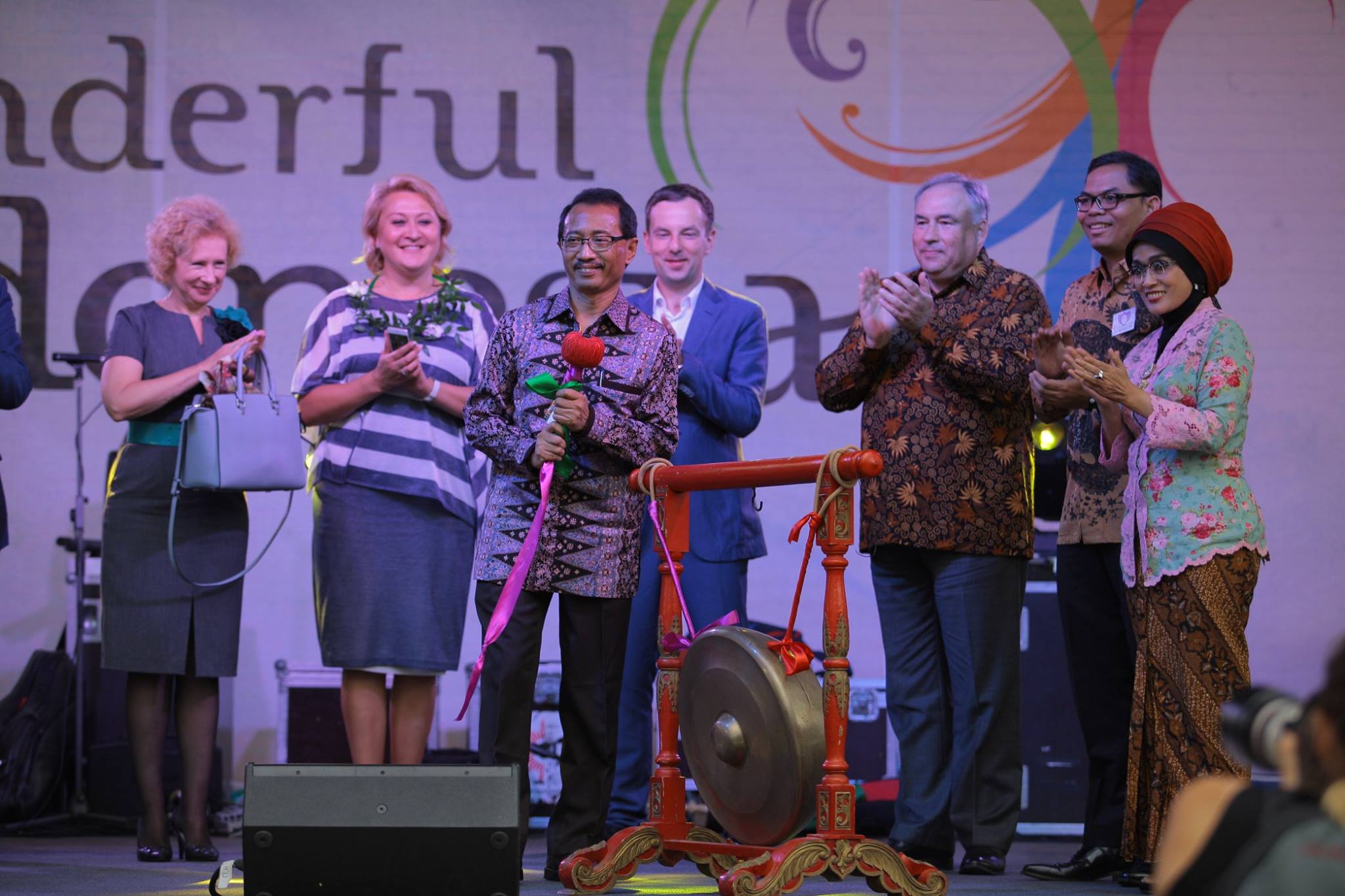 Duta Besar Indonesia untuk Rusia M. Wahid Supriyadi (tengah) saat membuka Festival Indonesia di Taman Hermitage, Moskow, 20 Agustus 2016.