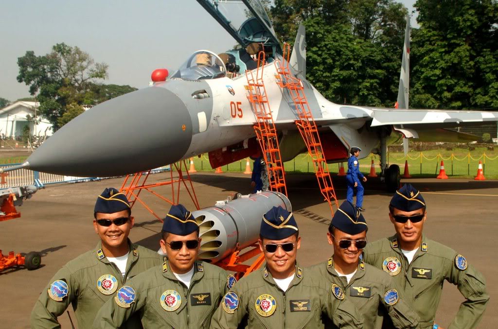 Beberapa orang perwira TNI-AU berfoto di depan pesawat tempur Sukhoi Su-27 SKM.