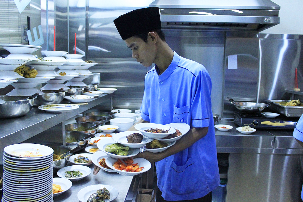 Ada satu pengusaha kuliner Nusantara yang sudah menunjukkan komitmen cukup serius, yakni pemilik restoran Padang. 